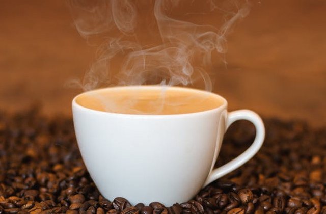 STUDIU Dacă bei cafea la filtru, ai șanse mai mici să faci infarct. Cum explică specialiștii acest lucru