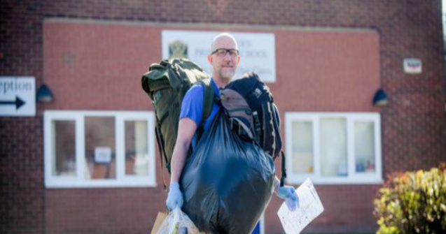 Un profesor merge 8 kilometri în fiecare zi pentru a duce mâncare elevilor săi