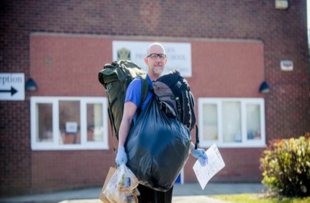 Un profesor merge 8 kilometri în fiecare zi pentru a duce mâncare elevilor săi