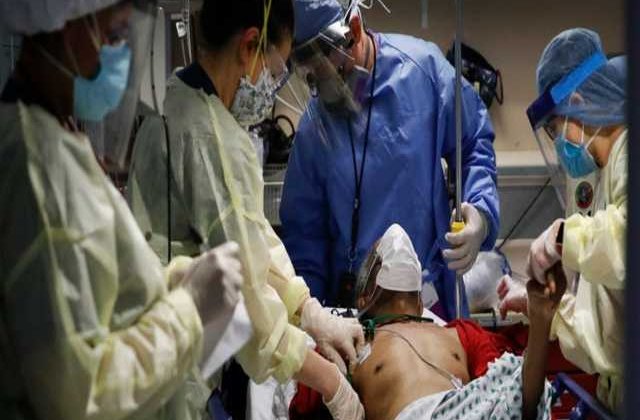 Imagini cu impact emoțional: Cum este salvată viața unui bolnav de Covid-19. Medic: "Trăim un coșmar"