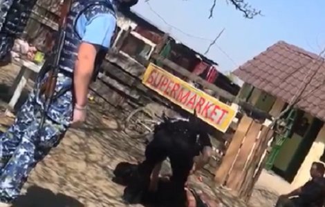 ȘOCANT Șef de politie filmat când bate cu bestialitate un bărbat în cătușe