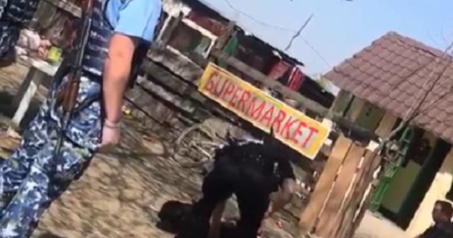 ȘOCANT Șef de politie filmat când bate cu bestialitate un bărbat în cătușe