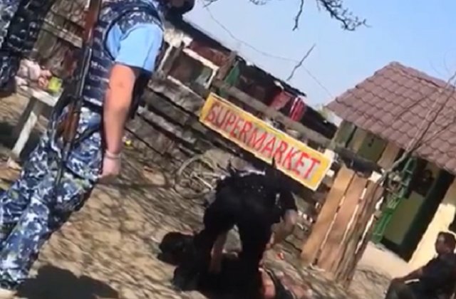 ȘOCANT Șef de politie filmat când bate cu bestialitate un bărbat în cătușe: „Poliția a redevenit Miliție”
