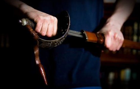 Un barbat inarmat cu o sabie a jefuit o benzinarie din judetul Hunedoara