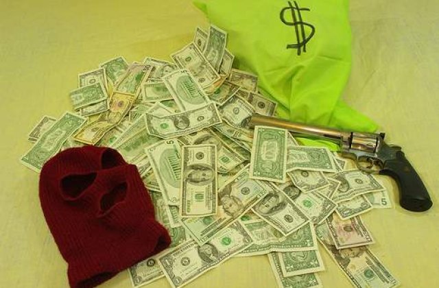 Cinci persoane cu cagule pe fata au furat un bancomat din Spitalul Panduri