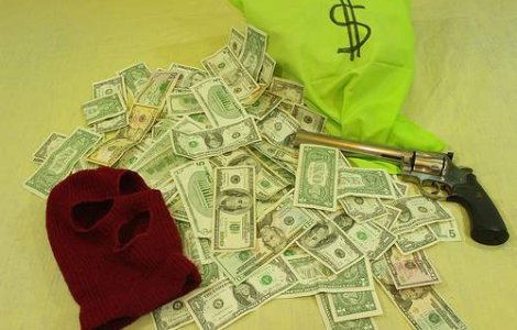 Cinci persoane cu cagule pe fata au furat un bancomat din Spitalul Panduri