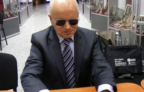 Infruntand viata: Un profesor orb, surd si mut a lansat o carte autobiografica!