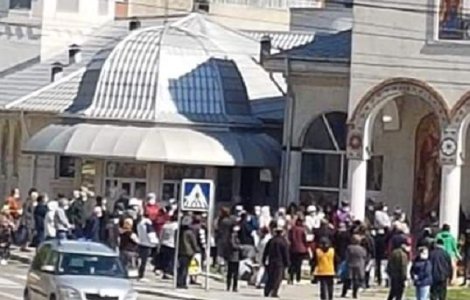 Aglomerație cu zeci de oameni la biserică pentru agheasmă de Izvorul Tămăduirii
