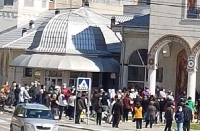 Aglomerație cu zeci de oameni la biserică pentru agheasmă de Izvorul Tămăduirii