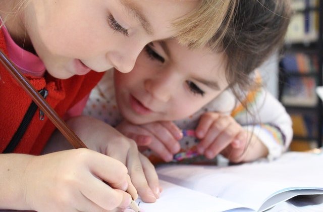 Studiu: Copiii sunt mai puțin probabil să transmită noul coronavirus