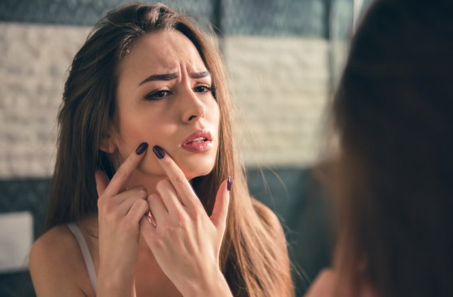 Izolarea la domiciliu &icirc;ți distruge tenul? Cum poți trata acneea și pielea uscată, fără ajutorul dermatologului