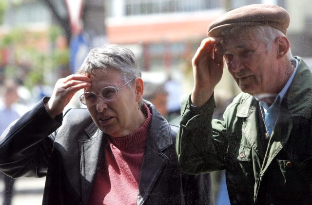 Persoanele &icirc;n v&acirc;rstă vor putea ieși din casă &icirc;n două intervale orare