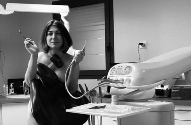 FOTO Dentiștii din Franța, protest nud pentru că nu au echipamente de protecție