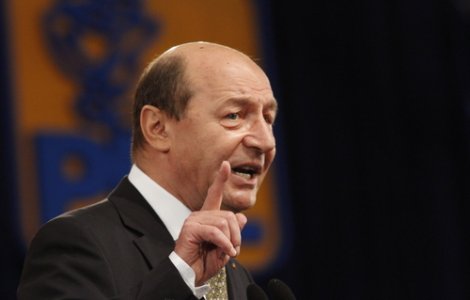 Traian Băsescu cere schimbarea programei școlare: "Mie se pare ridicol să înveți despre salată și păpădie"