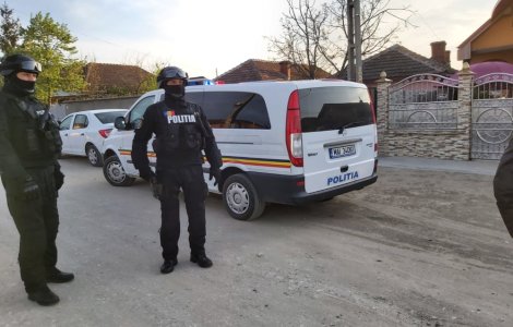 Polițiști chemați să spargă o petrecere, atacați cu pietre și topoare