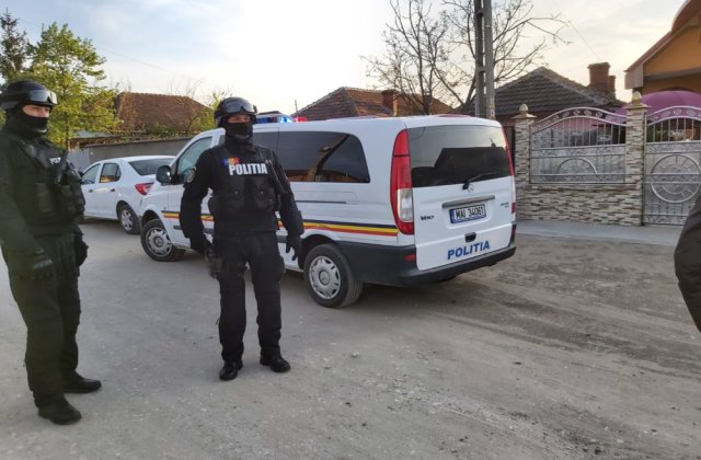 Polițiști chemați să spargă o petrecere cu 30 de persoane, atacați cu pietre și topoare