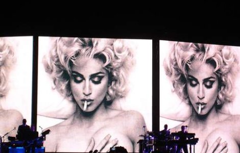 Madonna vrea sala de masaj si trandafiri in culise