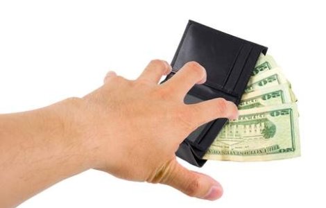 Romanii, folositi de o banda de pensionari italieni pentru a fura din magazine