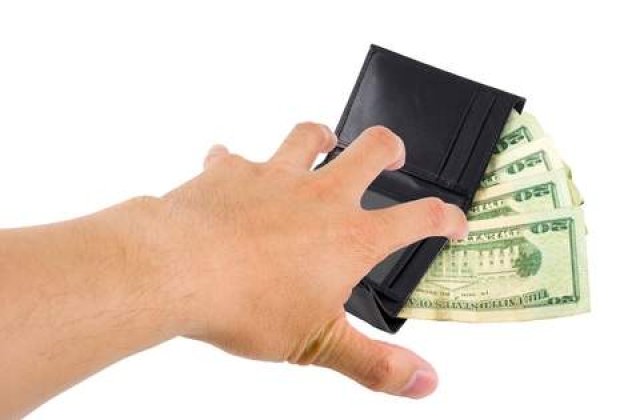 Romanii, folositi de o banda de pensionari italieni pentru a fura din magazine