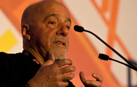 Paulo Coelho isi cadoriseste fanii, de ziua lui