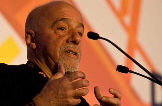 Paulo Coelho isi cadoriseste fanii, de ziua lui