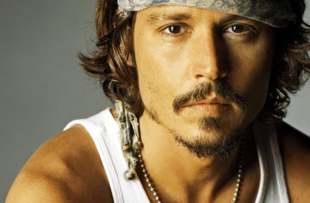Johnny Depp, parasit de iubita bisexuala