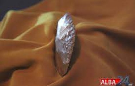 Varf de lance vechi de peste 40.000 de ani, expus in Alba Iulia