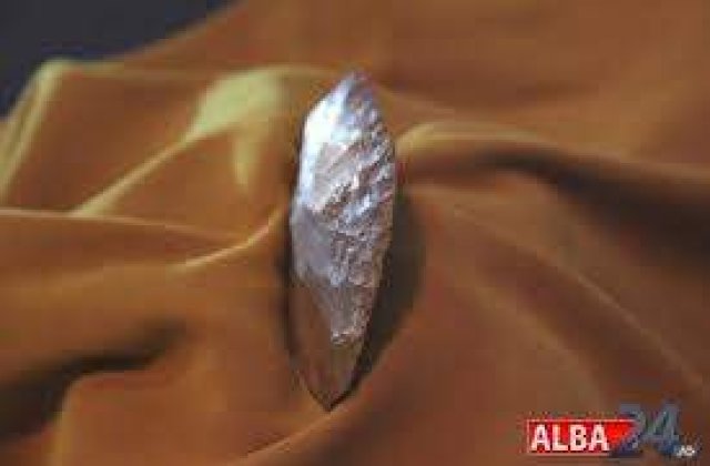 Varf de lance vechi de peste 40.000 de ani, expus in Alba Iulia