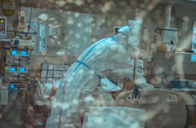 Profesoară, moartă din cauza Covid-19, după ce a fost de două ori refuzată la Urgențe, pe motiv că „are doar un atac de panică”