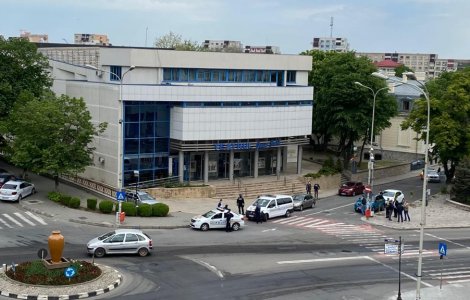 VIDEO Un bărbat a anunțat că e înarmat și a luat mai mulți ostatici în teatrul din Tulcea