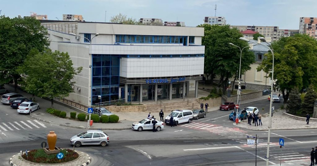 VIDEO Un bărbat a anunțat că e înarmat și a luat mai mulți ostatici la Tulcea