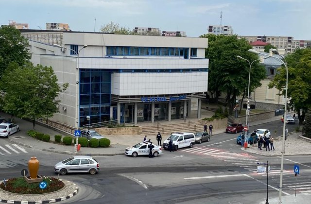 VIDEO Un bărbat a anunțat că e înarmat și a luat mai mulți ostatici în teatrul din Tulcea