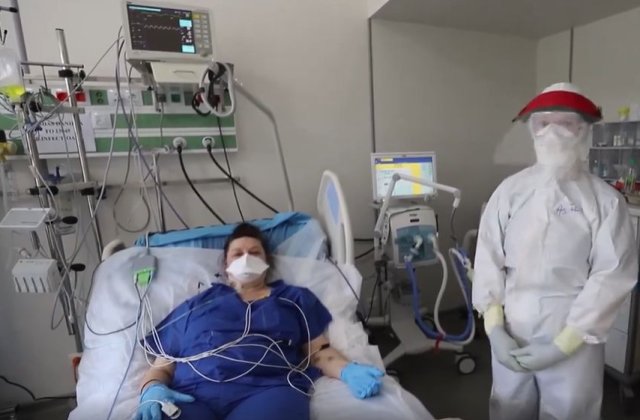 VIDEO Mărturii de pe patul de spital: &rdquo;Simptomele nu au evoluat &icirc;n zile, ci &icirc;n minute. Boala este foarte grea&rdquo;