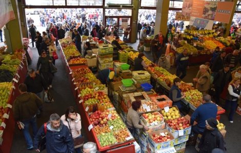 Zeci de bătrâni au ieșit la cumpărături de 1 Mai în Piața Obor din Capitală