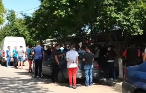 VIDEO 1 Mai petrecut la coadă la... mici!