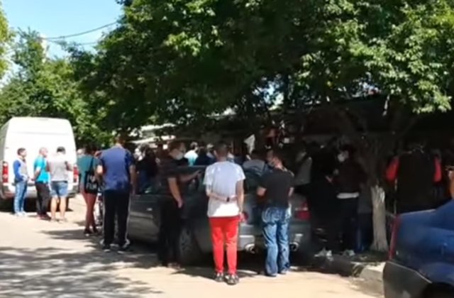 VIDEO 1 Mai petrecut la coadă la... mici! Șirul de oameni se &icirc;ntindea pe mai multe străzi