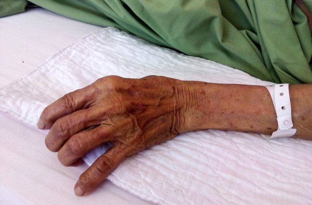 O femeie de 70 de ani s-a sinucis după ce a fost depistată cu Covid-19. Bătrâna și-ar fi tăiat venele