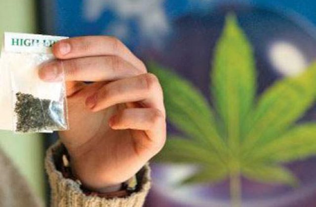 Bărbat prins în timp ce livra cannabis unor oameni aflați în carantină. Ce pedeapsă riscă acesta