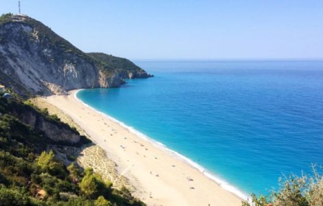 VIDEO Cum ar putea arăta plajele anul acesta - șezlonguri cu pereți de plexiglas