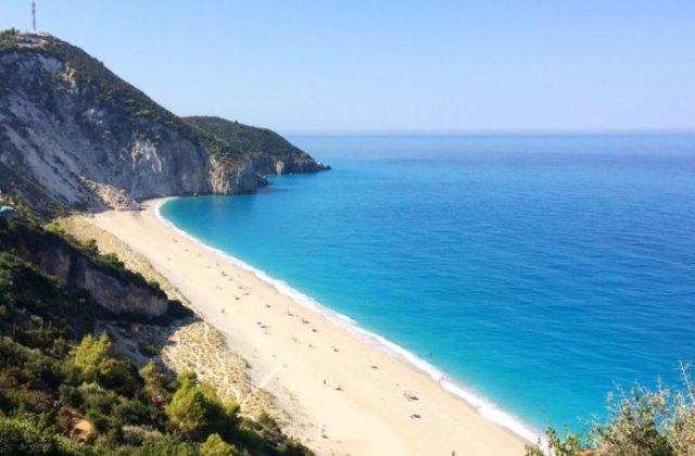 VIDEO Șezlongurile cu pereți de plexiglas ar putea fi standardul plajelor din 2020