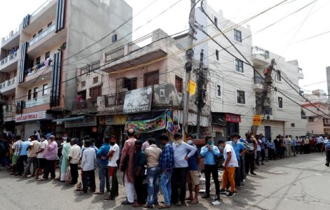 FOTO Coadă uriașă pentru alcool în India, după ce au fost relaxate restricțiile