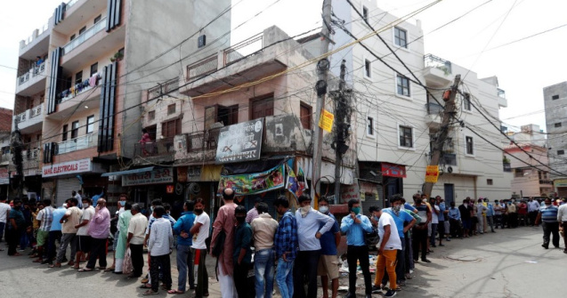 FOTO Coadă uriașă pentru alcool în India, după ce au fost relaxate restricțiile