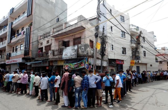 FOTO Coadă uriașă pentru alcool în India, după ce au fost relaxate restricțiile