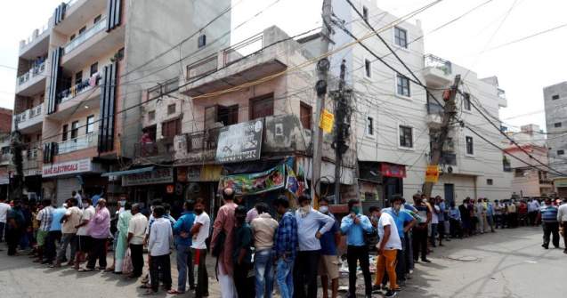 FOTO Coadă uriașă pentru alcool în India, după ce au fost relaxate restricțiile