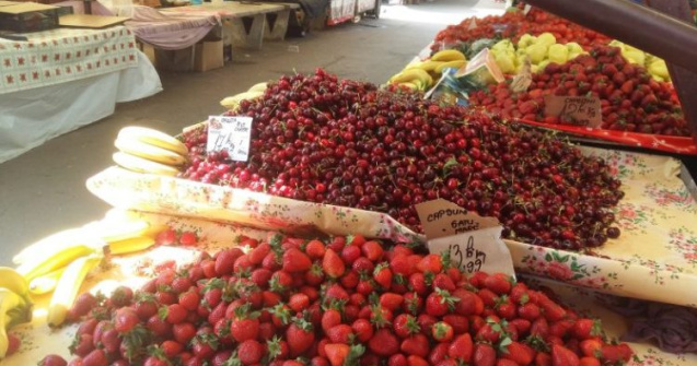 Au apărut primele cireșe în piețe. Prețurile te vor face să stai foarte departe