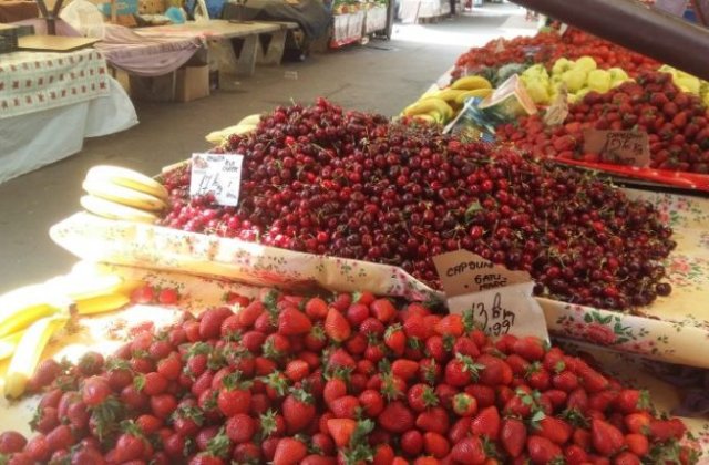 Au apărut primele cireșe în piețe. Prețurile te vor face să stai foarte departe