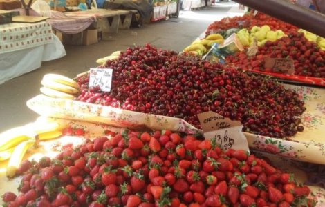 Au apărut primele cireșe în piețe. Prețurile te vor face să stai foarte departe