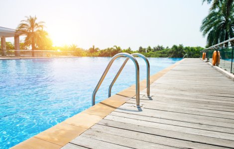 Poți lua coronavirusul și din piscină? Ce trebuie să știi dacă pleci în vacanță