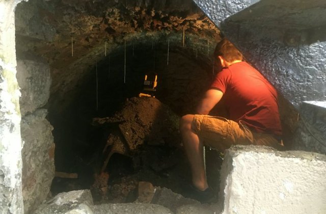 Ce a descoperit un bărbat care s-a apucat de renovări în casă, plictisit de izolare