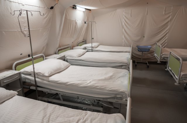 Șefii Iași și Neamț au cumpărat un spital mobil cu peste 13 milioane de euro, dar au uitat că spațiul pentru construcție nu e amenajat